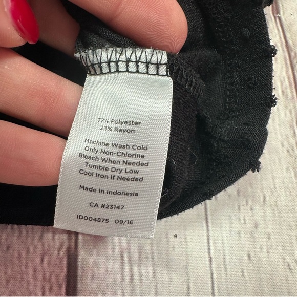 Talbots Black  swiss dot Textured Blouse sz L pleated neckline cap sleeve - Picture 7 of 8